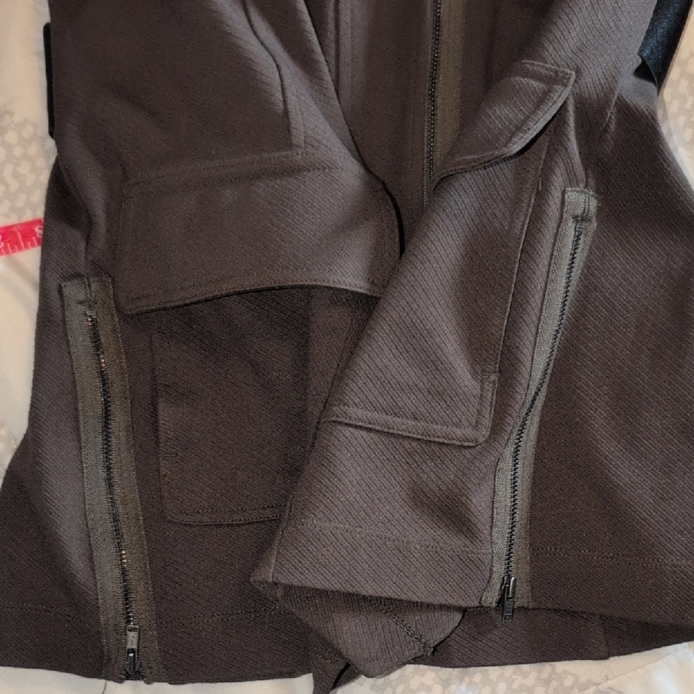 CAbi Green Utility Jacket with Tailored Fit and Zipper Closure - Picture 5 of 6
